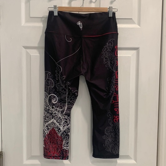 Nominou Shabeena High Rise Crop Black & Red Print Leggings - Picture 8 of 15